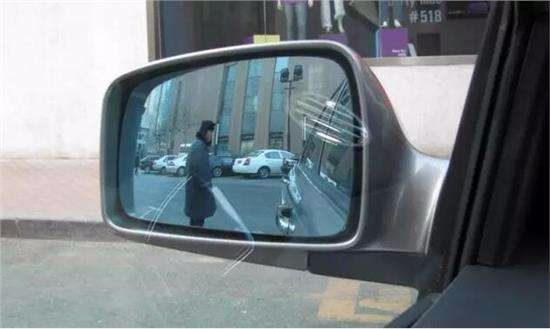 汽車行駛過程中怎樣查看后視鏡？