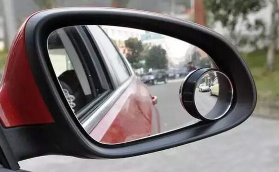 汽車后視鏡上安裝的小圓鏡有用嗎？