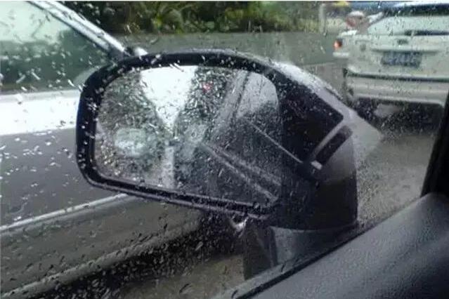 怎樣使用汽車后視鏡加熱？功能按鍵位置在哪里？