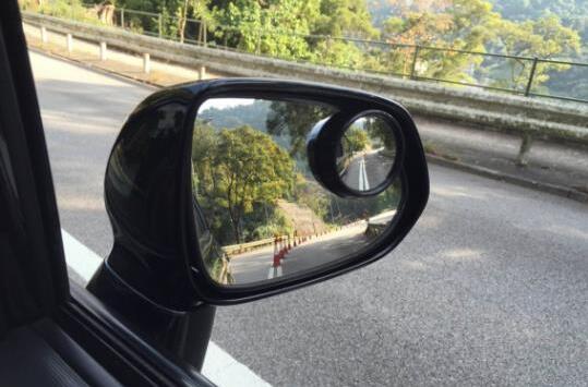 為什么汽車左右后視鏡長得不一樣？
